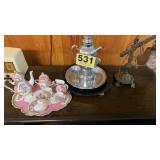 Serving trays, lamp, radio, binoculars