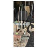YARD TOOLS- 2 RAKES + DIGGER X3