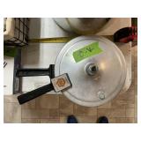 SMALL PRESTO PRESSURE COOKER W JIGGLER