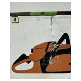 WOOD CHAINSAW IN METAL FRAME 2SIDED