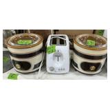 2 CROCK-POT SLOW COOKERS, TOASTMASTER TOASTER