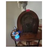 Cathedral Style Wooden Tabletop Radio
