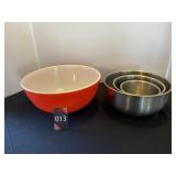 Metal Nesting Bowls & Pyrex A8 Bowl