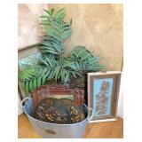Arrangement, pictures & household items