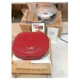 NEW appliances: panini maker  **table not included