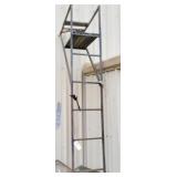 DEER LADDER STAND
