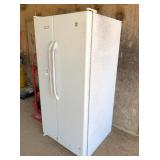 GE refrigerator - cools & freezes