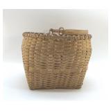 1910 NATIVE AMERICAN ASS BASKET, CARVED HANDLE