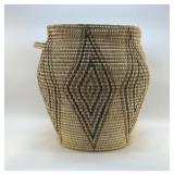Lg 20.5x16' Native American hand woven basket