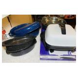 3 Electric Fry Pans, 2 Enamel Pots 3 Electric Fry Pans, 2 Enamel Pots