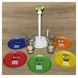 55 M&Mï¿½s Plastic Plates, 2 Tumblers, Paper Towel