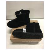 UGG MINI PERF SIZE 8