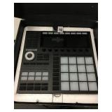 MASCHINE DRUM CONTROLLER (IN SHOWCASE) MASCHINE DRUM CONTROLLER (IN SHOWCASE)