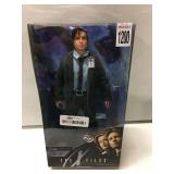 THE X-FILES AGENT FOX MULDER FIGURE (IN SHOWCASE) THE X-FILES AGENT FOX MULDER FIGURE (IN SHOWCASE)
