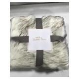 BATTILO HOME LUXURY WHITE FUAX FUR BLANKET