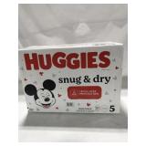 HUGGIES SNUG AND DRY DIAPERS SET OF 132 DIAPERS