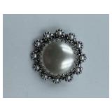 SURROUNDED BY PEARLS TRANQUIL BROOCH (EASTERN