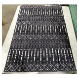 BLACK AND WHITE AREA RUG47.5IN X 71IN