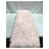 SHAGGY AREA RUG APPROX: 48 X 74 IN.