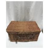 JOMFIN BICNIC BASKET WITH SILVERWARE AND PLATES JOMFIN BICNIC BASKET WITH SILVERWARE AND PLATES
