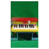 KIDS LEARN TO PLAY PIANO