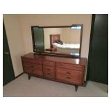 DRESSER / MIRROR - APPROX. 72' LONG - WALNUT FINIS DRESSER / MIRROR - APPROX. 72' LONG - WALNUT FINIS