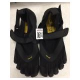 VIBRAM SWIMMING SHOES SIZE 9,5 VIBRAM SWIMMING SHOES SIZE 9,5