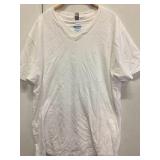 GILDAN V-NECK TSHIRT LARGE (X2) GILDAN V-NECK TSHIRT LARGE (X2)