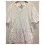 GILDAN V-NECK TSHIRT LARGE (X2) GILDAN V-NECK TSHIRT LARGE (X2)