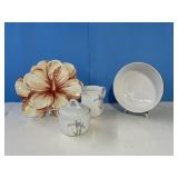 4 Plastic Petal Shaped Plates, Black & White