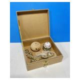 Snowman Trinket Box with Brooches/Pins (1 Coro)