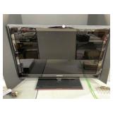 Samsung 32 ' Flatscreen TV with Remote