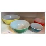 Set of 4 vintage Pyrex bowls