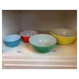 Set of 4 vintage Pyrex bowls