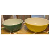 2 vintage Pyrex bowls