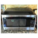 G.E. Microwave 2 cu ft - w/ cooking control