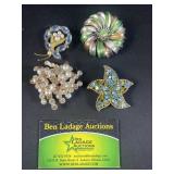 4 Brooches / Pendants