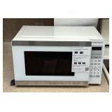Hamilton Beach 0.9 Cu. Ft. Countertop Microwave