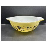 444 Pyrex Black and White Gooseberry bowl
