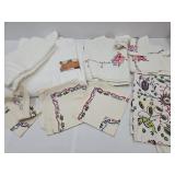 Vintage VTG Tablecloths & Napkins & Towel  Set