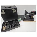 VTG Singer Featherweight  Model 221  VGC w Case +