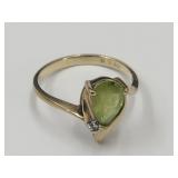 Beautiful 10 K Gold w Peridot  Ring Sz  7
