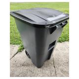 Rubbermaid Trash Tote w  Wheels