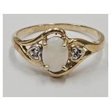 10 K Gold Ring w Opal & Diamond  Sz 7.5