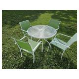 Patio Table 40" w & 4 Chairs