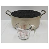 DOMO Stock Pot 12.5" W x 5.5 " T & 2 C. Measuring