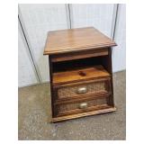 Nice End Table / Side Table 22 x 24" h