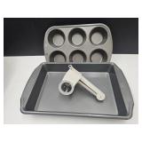 Nice Wilton Cake Pan, Pampered Chef Gratter & Muf