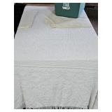 20 Gal Sterilite Tote & Chenile See Damage 98x111