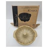 Pampered Chef Stoneware Fluted Pan W Box